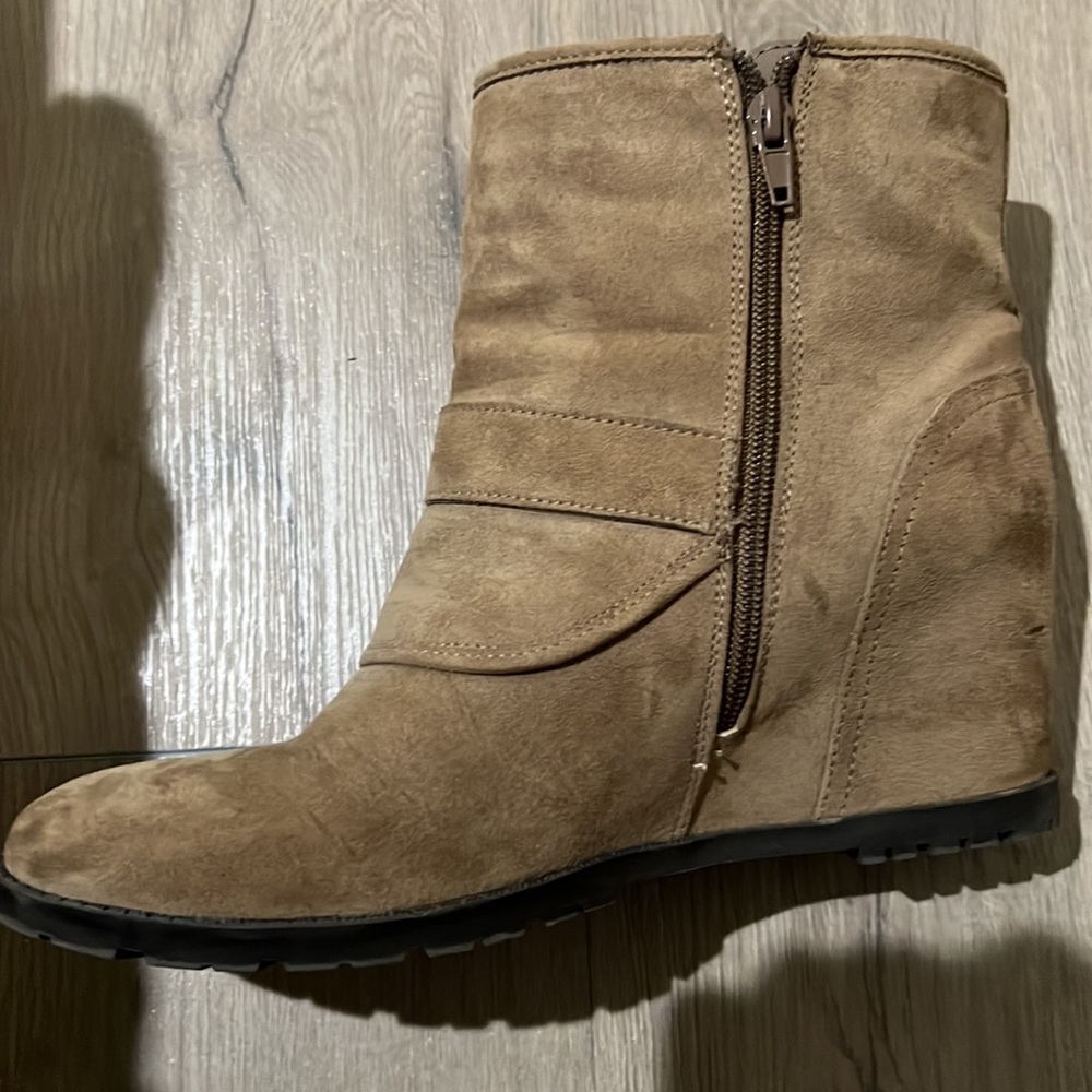 Boots - Picture 4 of 8